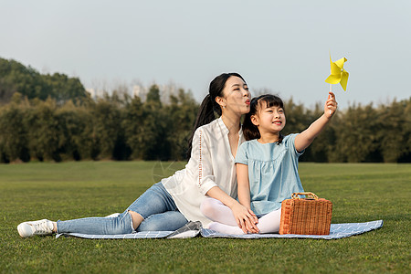 妈妈和女儿在草坪玩耍图片