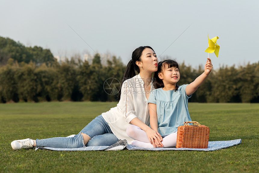 妈妈和女儿在草坪玩耍图片