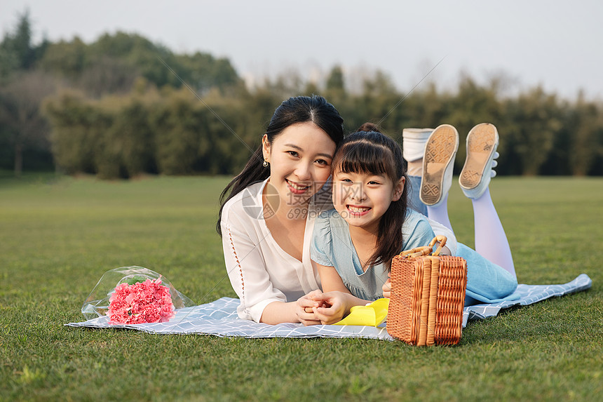 妈妈和女儿在草坪玩耍图片