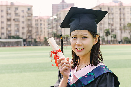 考试毕业季穿学士服的女孩背景