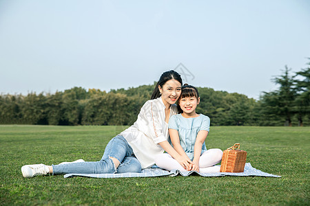 妈妈和女儿在草坪玩耍高清图片