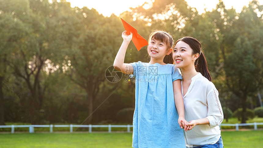 妈妈和女儿玩纸飞机图片