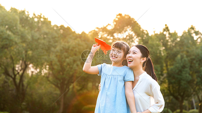 妈妈和女儿玩纸飞机图片