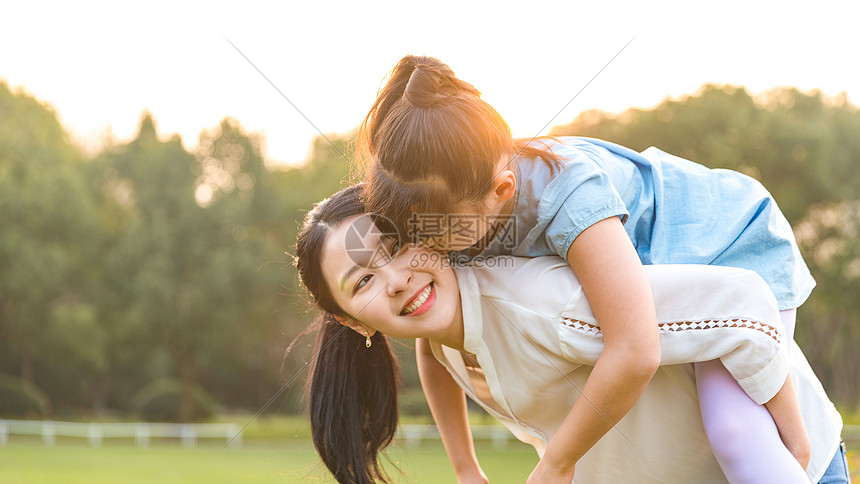 妈妈和女儿在草地玩耍图片