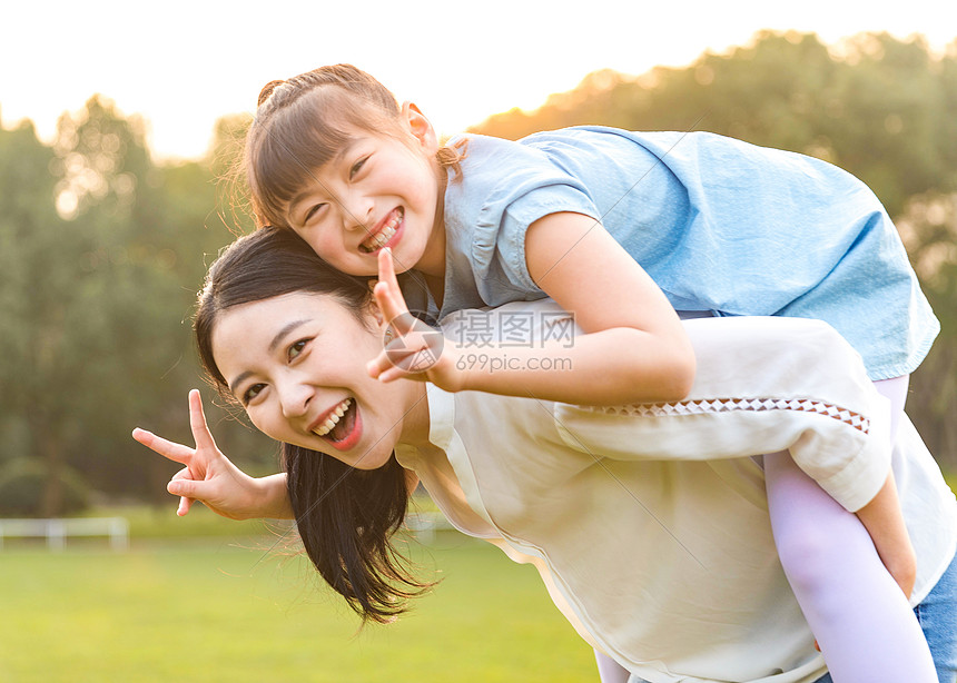 妈妈和女儿在草地玩耍图片