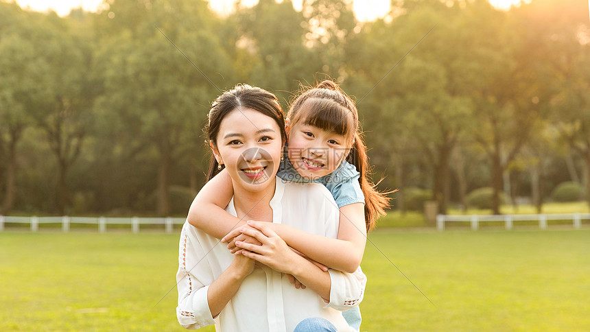 妈妈和女儿在草地玩耍图片