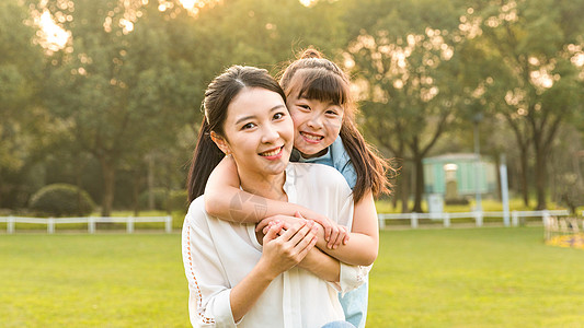 妈妈和女儿在草地玩耍背景图片