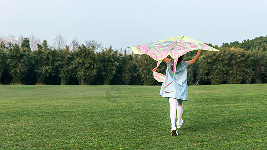 亲子游玩女孩在草坪玩风筝背景