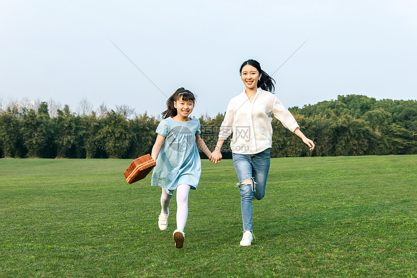 妈妈和女儿在草坪玩耍图片