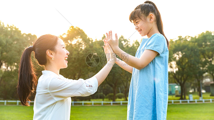 妈妈和女儿在草坪玩耍图片