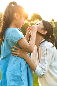 妈妈和女儿在草坪玩耍高清图片