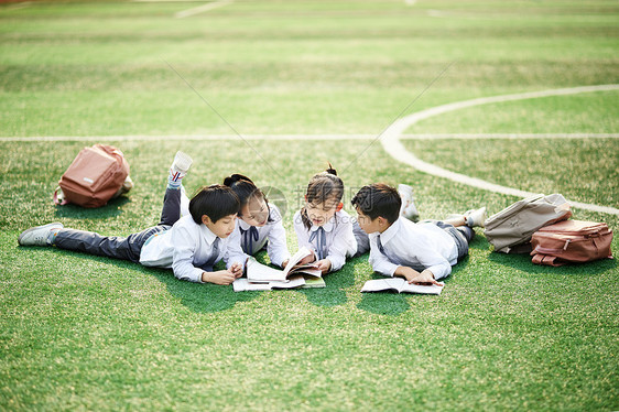 小学生操场活动图片