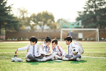 儿童节小学生操场活动高清图片