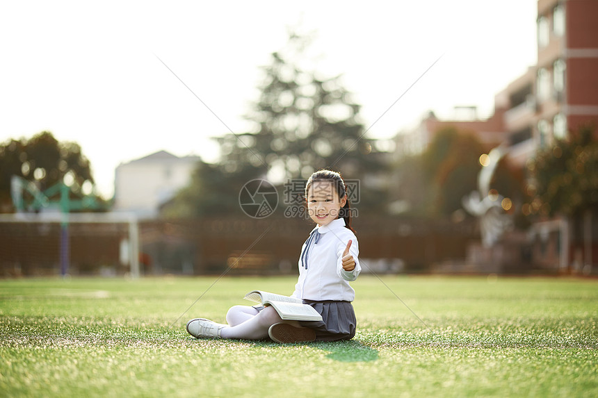 小学生操场活动图片