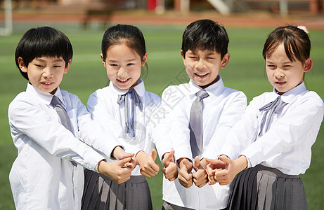 小学生操场活动高清图片