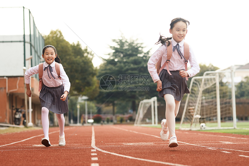 小学生奔跑图片