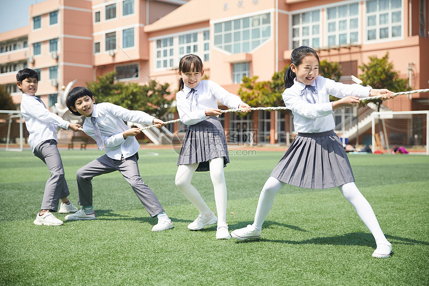 小学生拔河图片