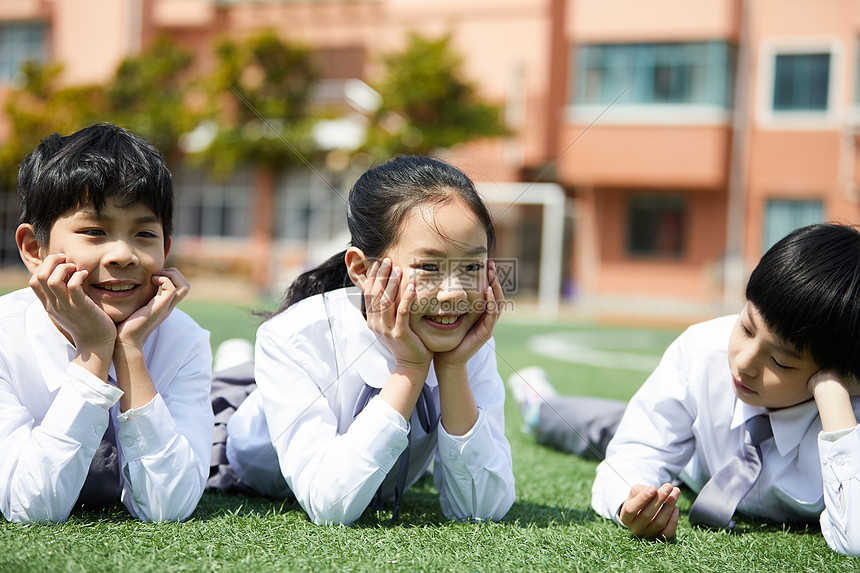 小学生操场活动图片