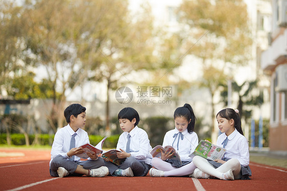 小学生操场活动图片