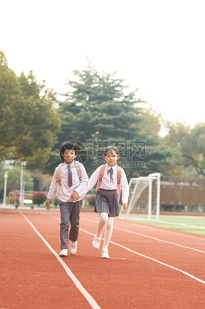 小学生奔跑图片