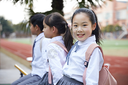 小学生操场活动高清图片