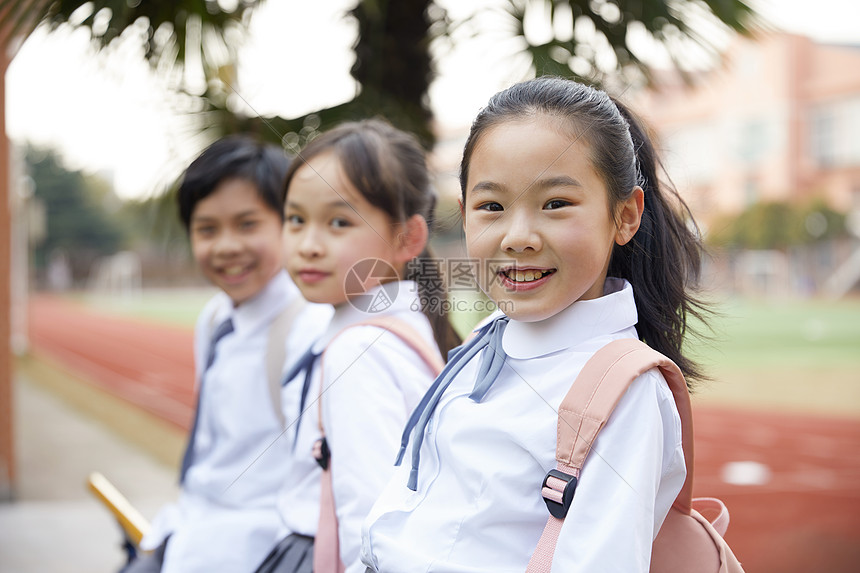 小学生操场活动图片