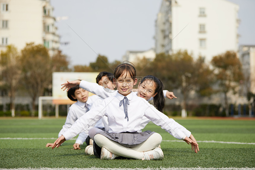 小学生操场活动图片