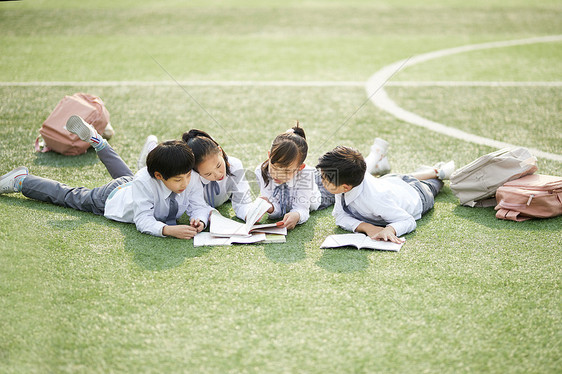 小学生操场活动图片