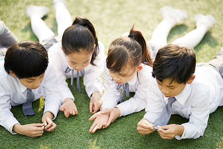 趴着看书学生儿童节小学生操场活动背景