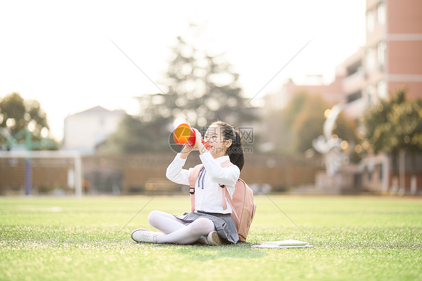 小学生操场活动图片