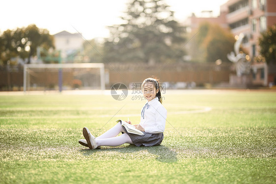 小学生操场活动图片