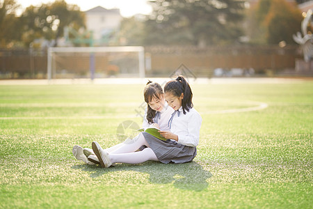 看书的小学生小学生操场活动背景