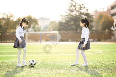 小女孩踢足球图片