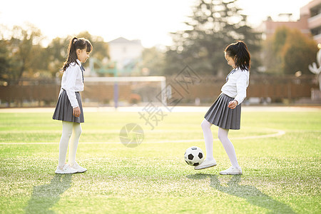 儿童节小女孩踢足球背景图片