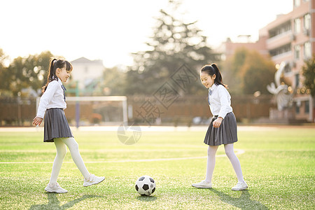 小女孩踢足球图片