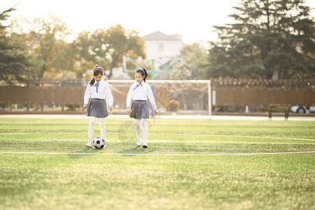 小女孩踢足球图片