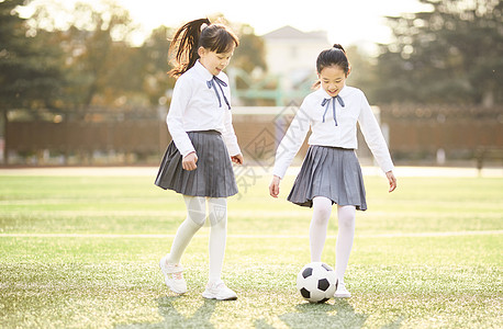 小学生踢足球图片