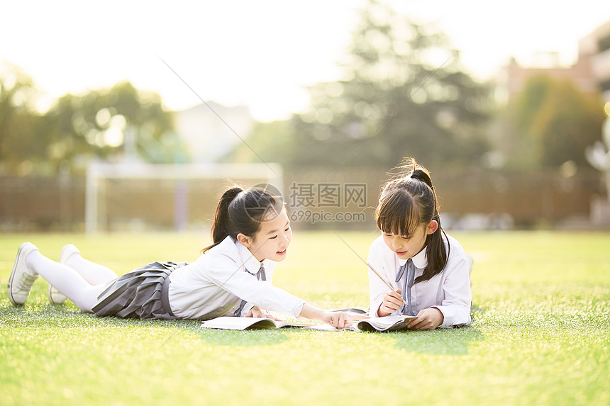 小学生趴在操场学习图片