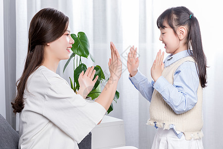 陪伴家人妈妈陪女儿玩游戏背景