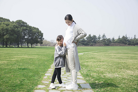 女儿听妈妈的肚子图片