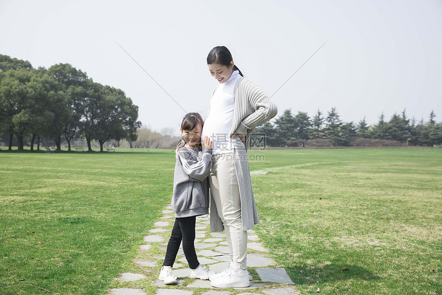 女儿听妈妈的肚子图片