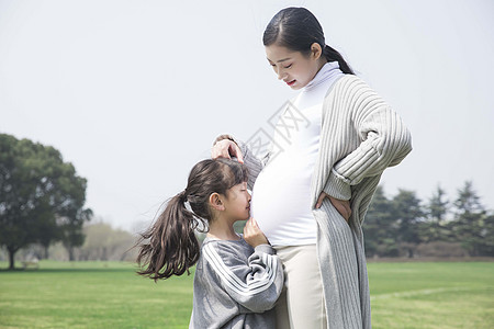 女儿听妈妈的肚子图片