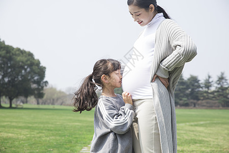 女儿听妈妈的肚子图片