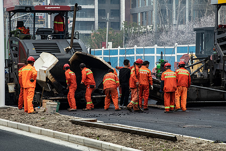 修路工人模特铺路高清图片