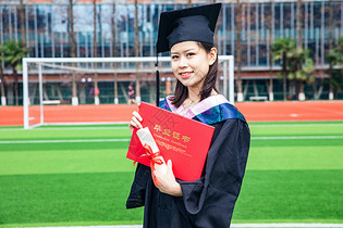 大学女生毕业       图片