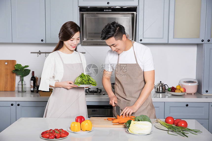 丈夫和妻子做饭图片