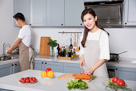 丈夫妻子居家做饭高清图片