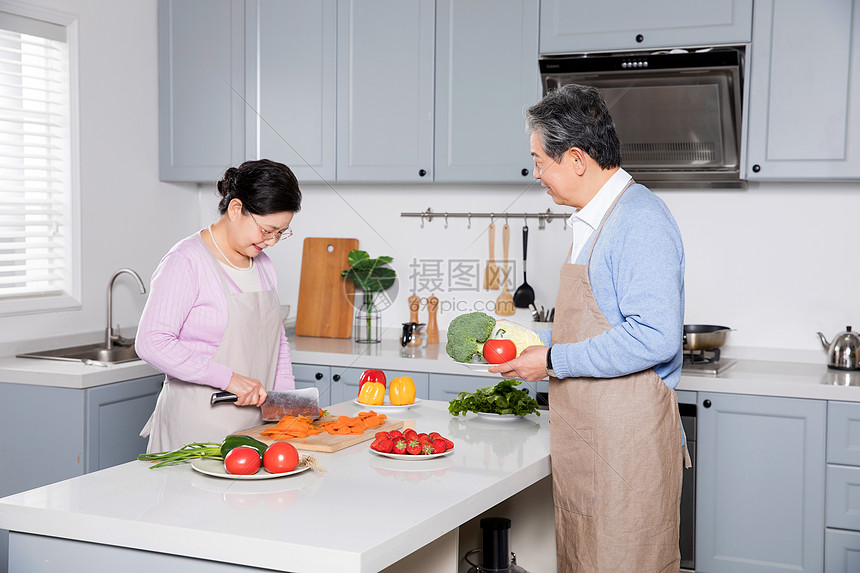 老年夫妻做饭图片