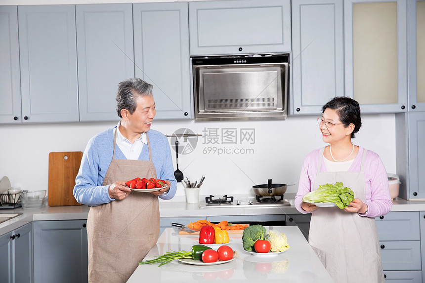 老年夫妻做饭图片