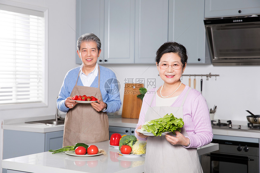 老年夫妻做饭图片